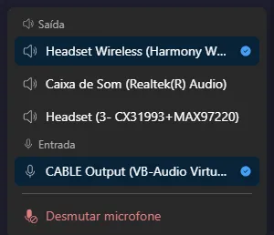 Flyout da bandeja com os favoritos de saída, os de entrada, o dispositivo em uso marcado e, no rodapé, o botão Desmutar microfone.
